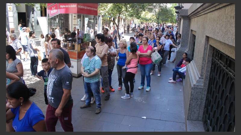 Toda esta gente se acercó a Córdoba y Corrientes para buscar su bolsa de pan.