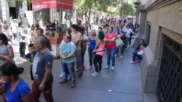 Toda esta gente se acercó a Córdoba y Corrientes para buscar su bolsa de pan.