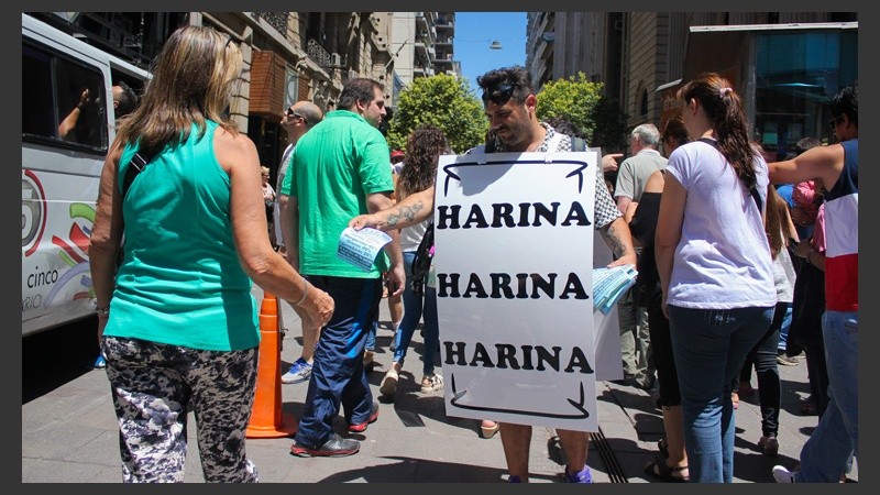 Se repartieron folletos a las personas que pasab por el lugar este viernes al mediodía.