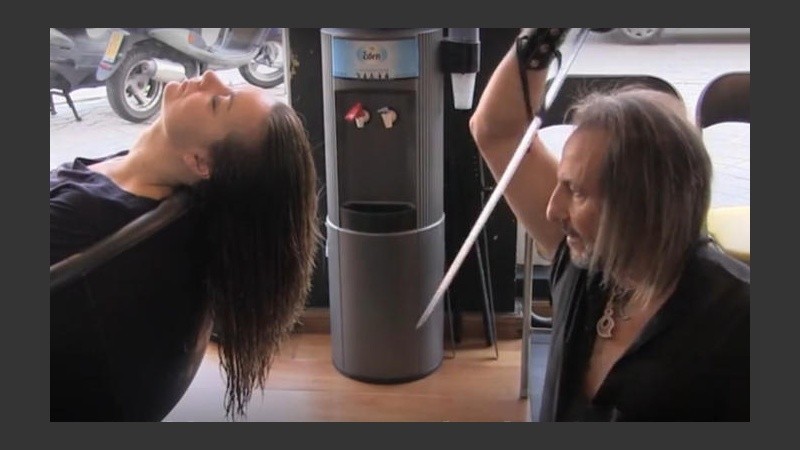 Olmedo y su particular método para cortar el cabello.