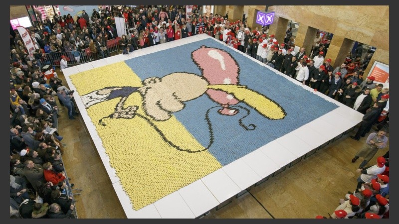 Récord mundial: el mosaico hecho con masas de pastelería llamadas eclairs. (EFE)