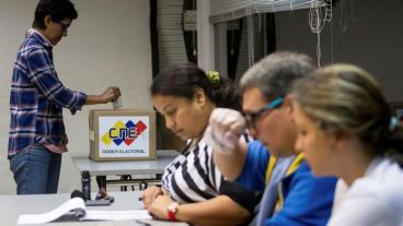 Millones de electores definen el Parlamento venezolano.