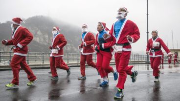 Correr disfrazados de Papá Noel, un clásico ante la llegada de la Navidad. (EFE)