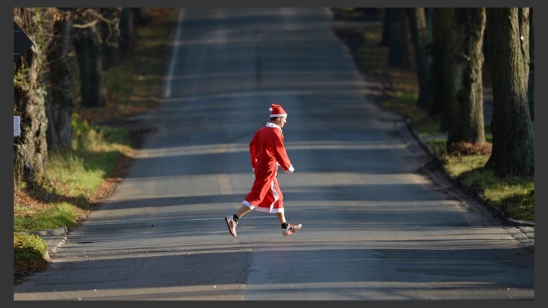 Este Papá Noel solitario en las calles de Michendorf, Alemania, antes de arrancar la carrera. (EFE)
