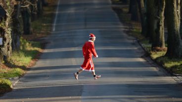 Este Papá Noel solitario en las calles de Michendorf, Alemania, antes de arrancar la carrera. (EFE)