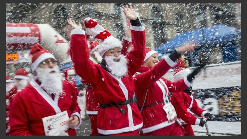 Correr vestidos de Papá Noel, un clásico que se repite año tras año. (EFE)