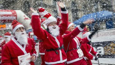 Correr vestidos de Papá Noel, un clásico que se repite año tras año. (EFE)
