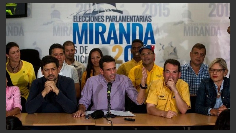 Capriles y otros dirigentes opositores en conferencia de prensa.