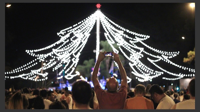 Se prendió el gran árbol de Navidad hecho con luces en el Parque Independencia. (Rosario3.com)
