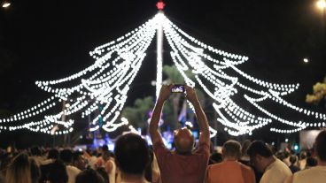 Se prendió el gran árbol de Navidad hecho con luces en el Parque Independencia. (Rosario3.com)