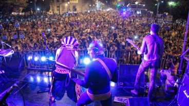 Hubo un escenario sobre la rotonda donde tocaron bandas en vivo. (Rosario3.com)