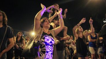 La gente se acercó y espero hasta la medianoche para el encendido del árbol. (Rosario3.com)