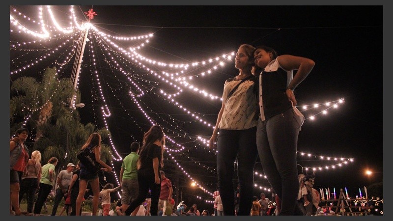 Dos chicas se sacan una foto con el árbol de fondo. (Rosario3.com)