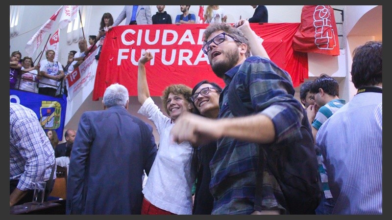 Con muchas sonrisas y alegría, los nuevos concejales asumieron en el Concejo Municipal. (Alan Monzón/Rosario3.com)