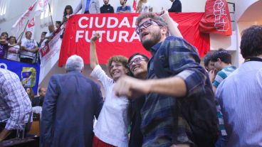 Con muchas sonrisas y alegría, los nuevos concejales asumieron en el Concejo Municipal. (Alan Monzón/Rosario3.com)