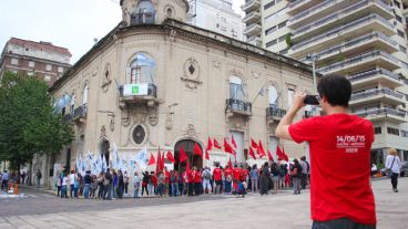 Muchos militantes se acercaron al Palacio Vasallo este miércoles por la mañana. (Alan Monzón/Rosario3.com)