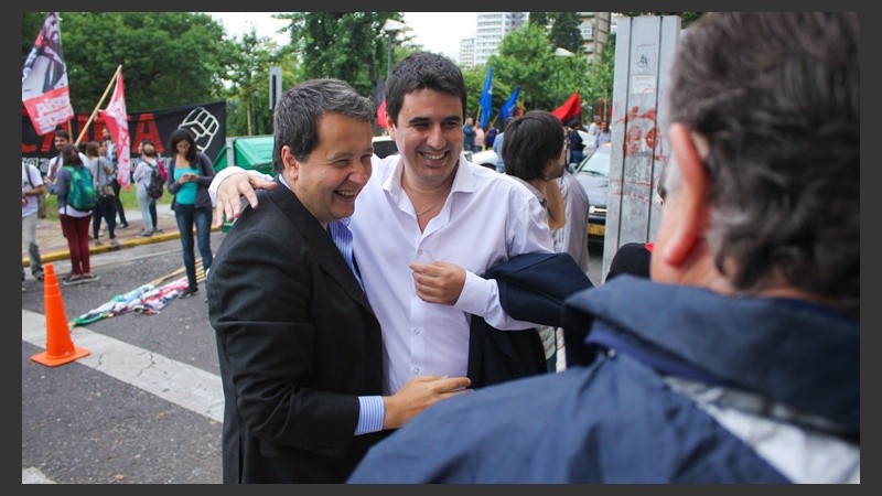 Encuentro con sonrisas. Carlos Del Frade felicita a Eduardo Toniolli por su banca en el Concejo. (Alan Monzón/Rosario3.com)