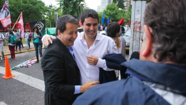 Encuentro con sonrisas. Carlos Del Frade felicita a Eduardo Toniolli por su banca en el Concejo. (Alan Monzón/Rosario3.com)