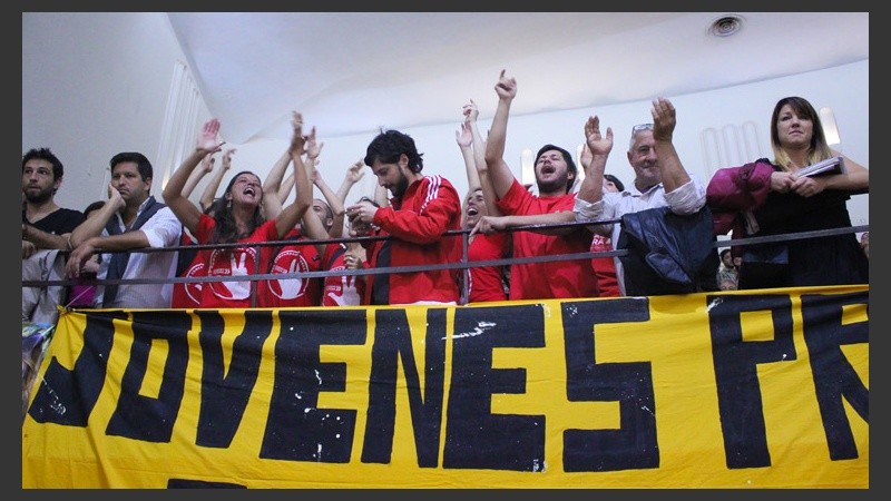 Muchos militantes le pusieron color al acto de asunción. (Alan Monzón/Rosario3.com)