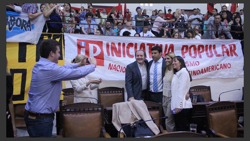 Los concejales electos se sacaron muchas fotos que quedarán en el recuerdo. (Alan Monzón/Rosario3.com)