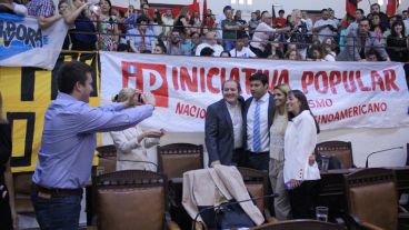 Los concejales electos se sacaron muchas fotos que quedarán en el recuerdo. (Alan Monzón/Rosario3.com)