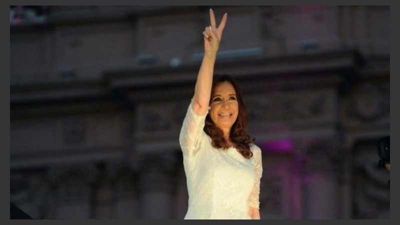 Cristina saludó a sus miles de seguidores apostados frente a la Rosada.