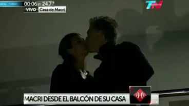 El beso de Macri y Awada para la cámara.