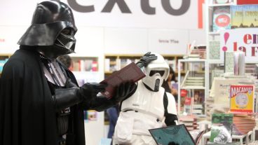 Personajes de Star Wars promocionan la lectura en la Feria del Libro de Guadalajara. (EFE)