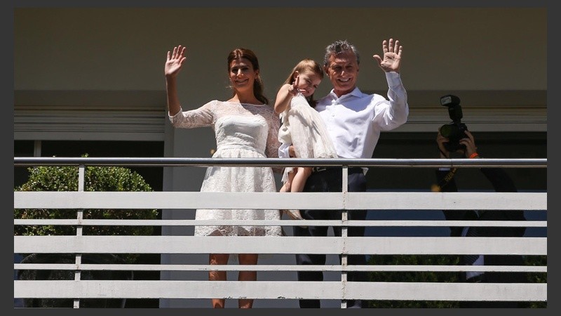 Antes de partir al Congreso, Macri saludó en su balcón junto a su esposa Juliana Awada y su hija Antonia. (EFE)