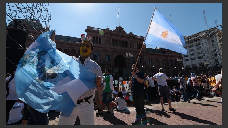 En Plaza de Mayo miles de personas lo esperaban. (EFE)