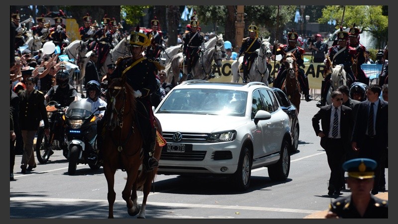 Macri llegó al Congreso en auto acompañado por 300 granaderos. (EFE)
