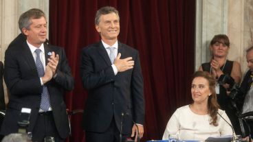 Ante la Asamblea Legislativa, Macri junto a Michetti juraron lealtad a la patria. (EFE)