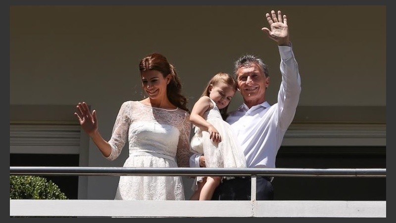 Macri junto a su esposa y su hija Antonia antes de salir hacia el Congreso. 