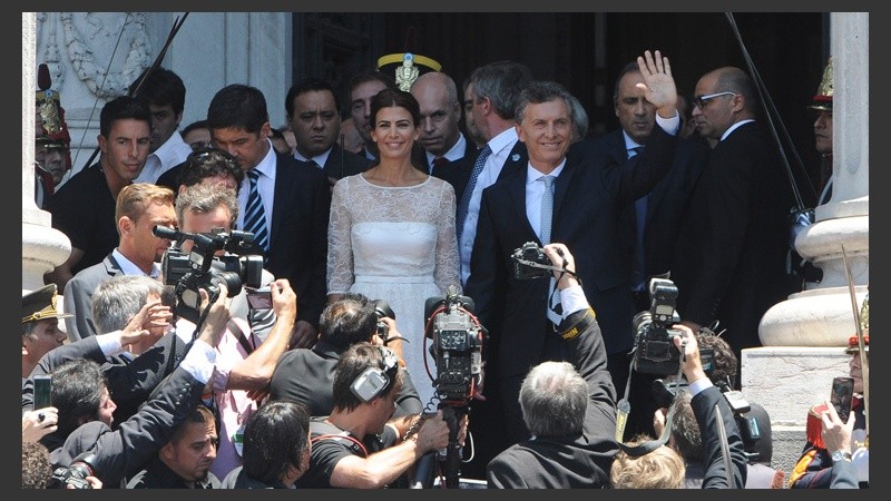 Macri a la salida del Congreso, ya como presidente, rodeado de cámaras que quieren registrar el momento histórico de este jueves. (EFE)