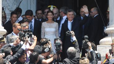 Macri a la salida del Congreso, ya como presidente, rodeado de cámaras que quieren registrar el momento histórico de este jueves. (EFE)