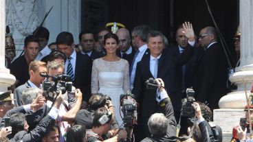 El presidente electo saluda al público a la salida del Congreso Nacional.