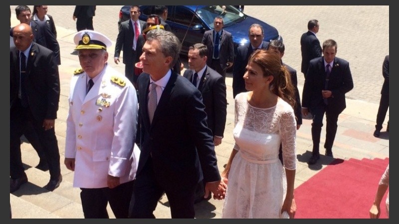 El presidente Mauricio Macri junto a la primera dama ingresan a la Casa Rosada