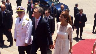 El presidente Mauricio Macri junto a la primera dama ingresan a la Casa Rosada