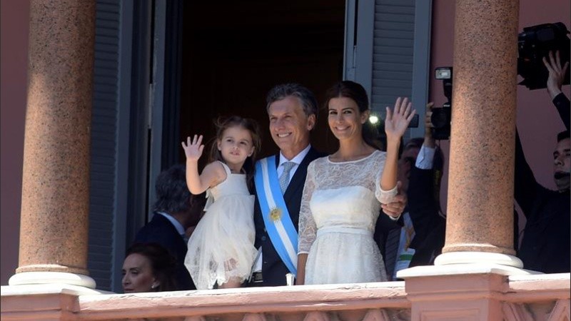 El presidente saluda a la multitud desde el balcón de la Casa Rosada