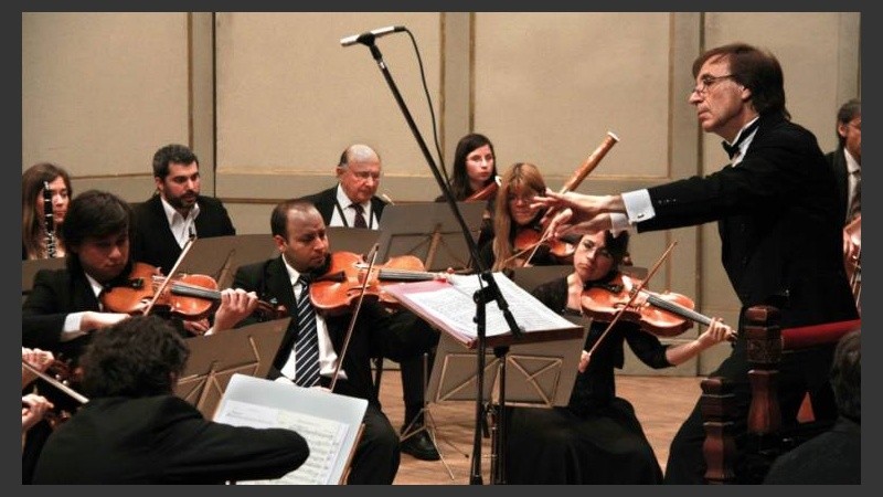La Orquesta de Cámara Municipal, bajo la dirección del Mto. Fernando Ciraolo.