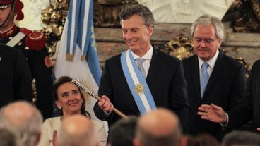 El bastón que recibió Macri fue hecho por un orfebre de Mercedes.