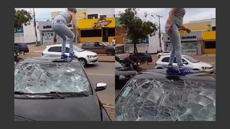 La mujer saltó sobre el techo del vehículo de su pareja.