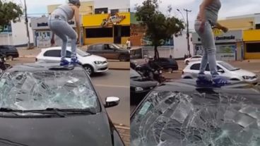 La mujer saltó sobre el techo del vehículo de su pareja.
