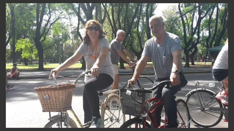 Mónica Fein salió a bicicletear por la Calle Recreativa.