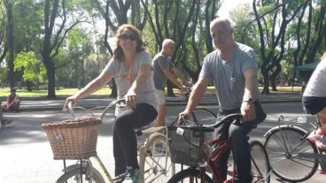 Mónica Fein salió a bicicletear por la Calle Recreativa.
