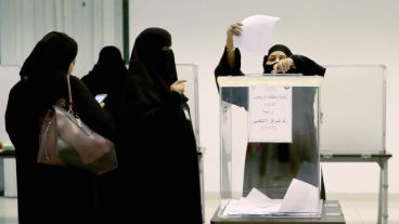 Pese a la pequeña victoria que significaron estas elecciones, muchas mujeres aún dependen de que algún hombre acepte llevarlas a votar.