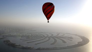 Un globo aerostático volando sobre la impresionante Isla Palm en Dubai. (EFE)