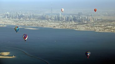 Globos aerostáticos adornaron el cielo de Dubai. (EFE)