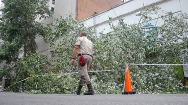 Un trabajador de la GUM en la zona del hecho. Dicho sector se mantenía cortado en horas de la mañana de este lunes. (Rosario3.com)