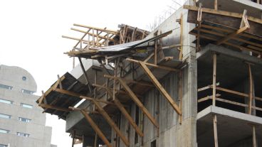 Por posible caída de otras partes, el tránsito permanecía cortado en esa zona a metros del Sanatorio Británico. (Rosario3.com)